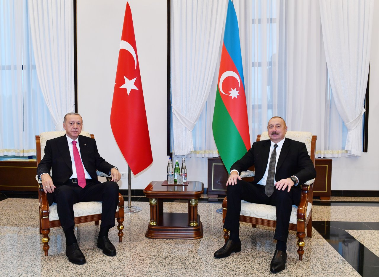 İlham Əliyev Ərdoğanı Naxçıvan hava limanında QARŞILADI – FOTO/VİDEO - foto 1