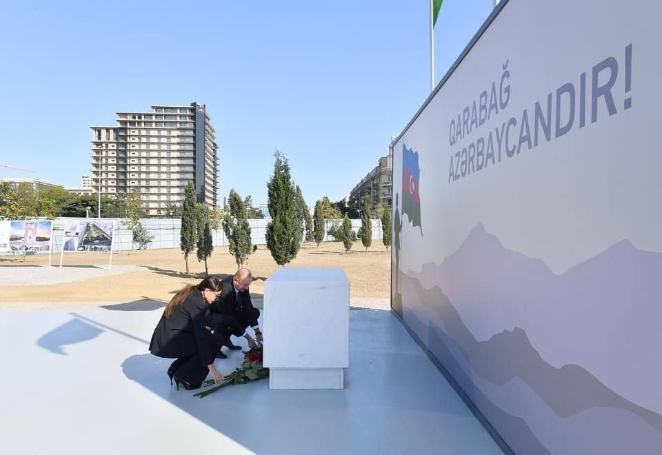 İlham Əliyev və Mehriban Əliyeva Bakıda inşası davam etdirilən Zəfər parkına gəliblər - FOTO/VİDEO - foto 1