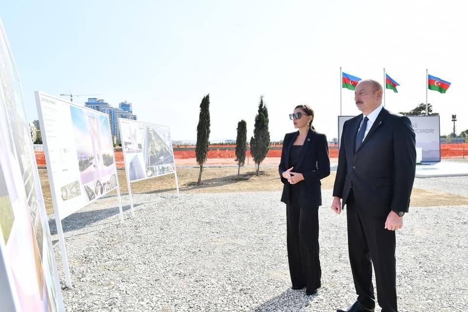 İlham Əliyev və Mehriban Əliyeva Bakıda inşası davam etdirilən Zəfər parkına gəliblər - FOTO/VİDEO - foto 2