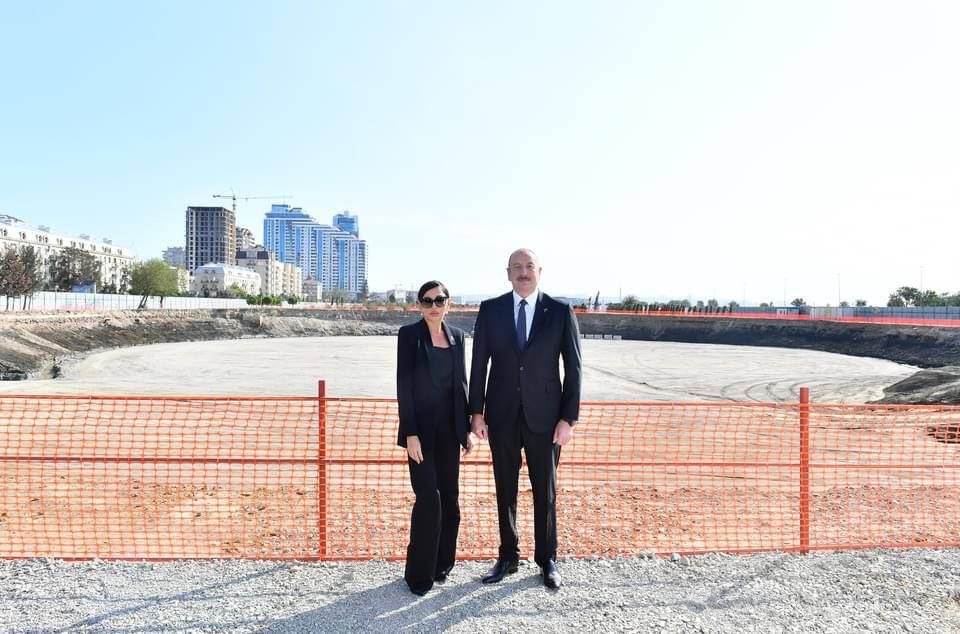 İlham Əliyev və Mehriban Əliyeva Bakıda inşası davam etdirilən Zəfər parkına gəliblər - FOTO/VİDEO - foto 3