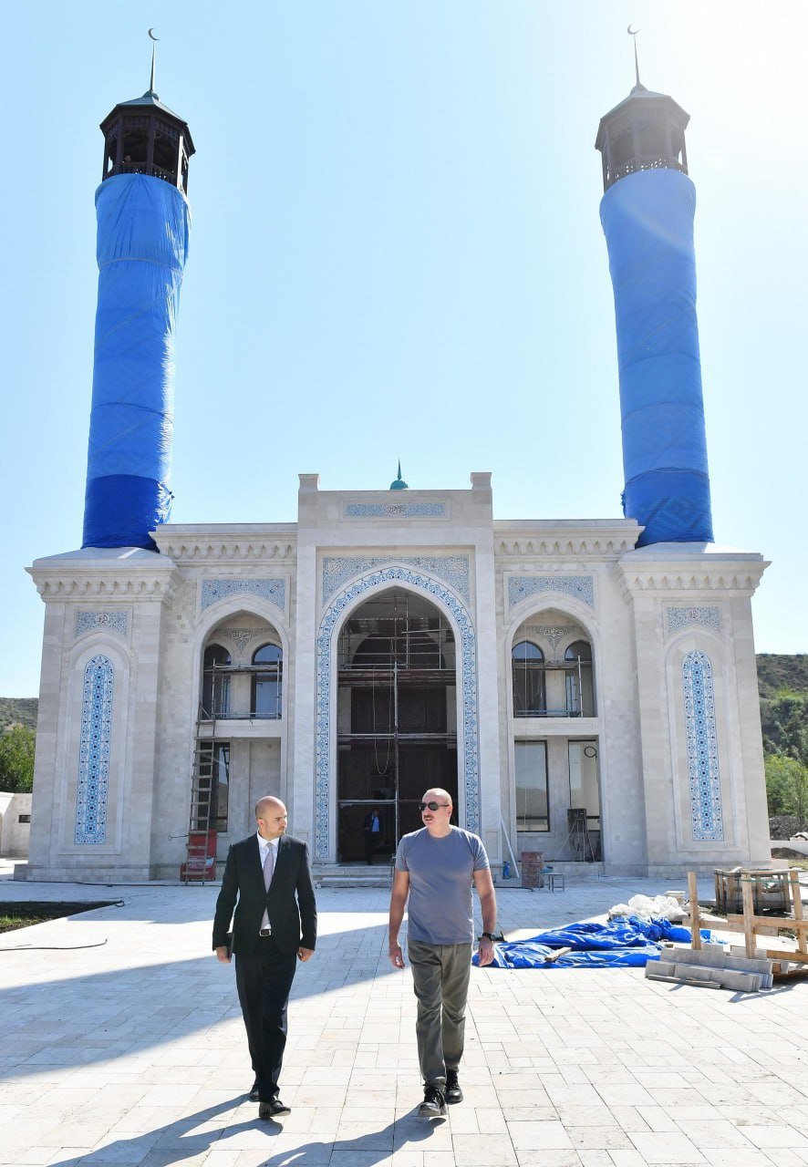 İlham Əliyev Zəngilan şəhər məscidində görülən işlərlə tanış olub - FOTO - foto 5