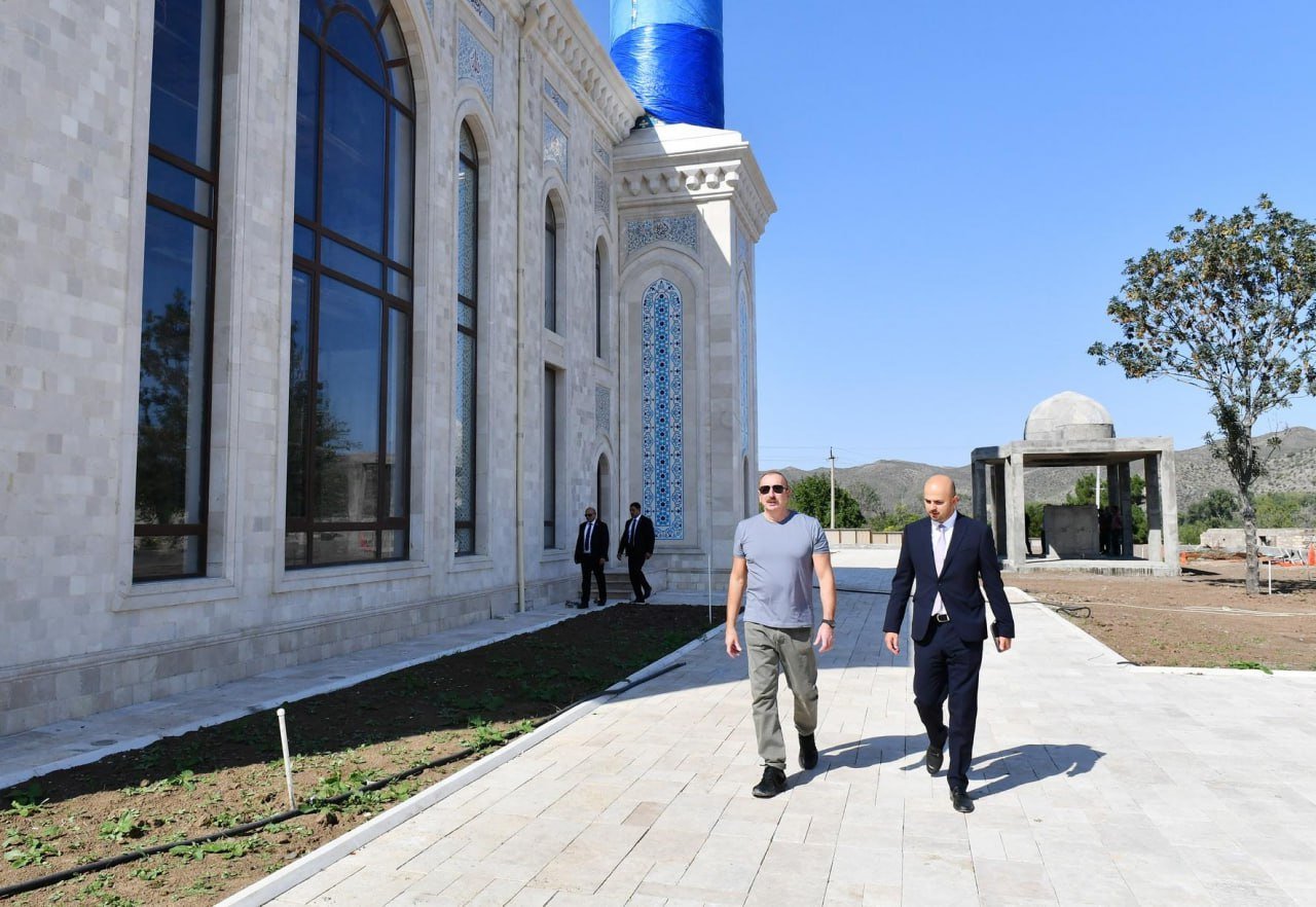İlham Əliyev Zəngilan şəhər məscidində görülən işlərlə tanış olub - FOTO - foto 4