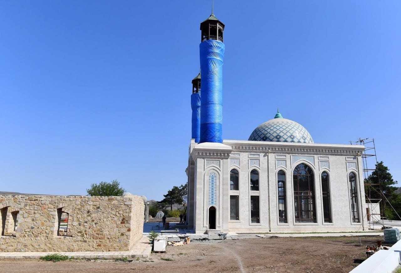 İlham Əliyev Zəngilan şəhər məscidində görülən işlərlə tanış olub - FOTO - foto 2