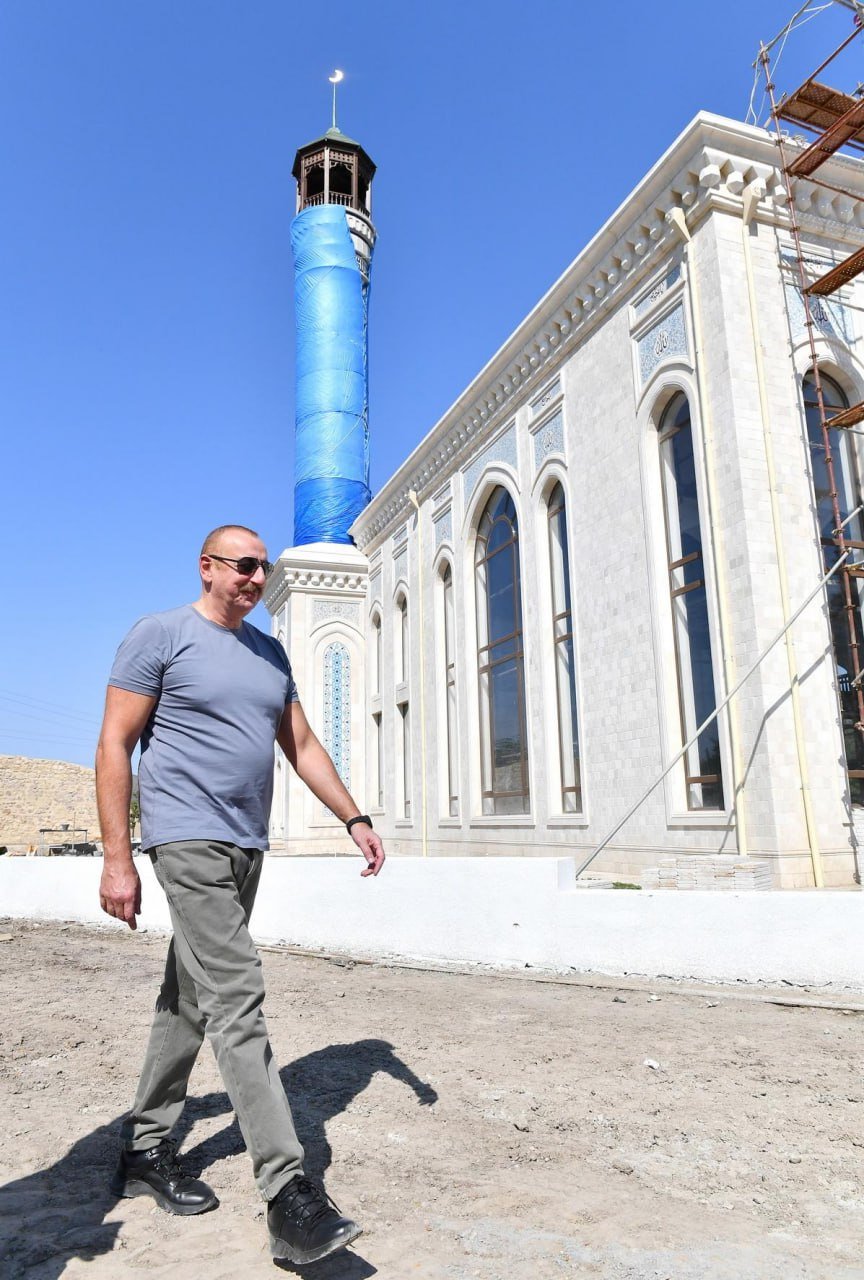 İlham Əliyev Zəngilan şəhər məscidində görülən işlərlə tanış olub - FOTO - foto 1