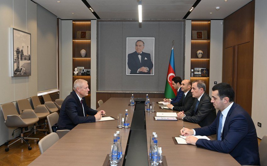 Latviyanın Azərbaycandakı yeni səfiri etimadnaməsinin surətini Ceyhun Bayramova TƏQDİM EDİB  - foto 1