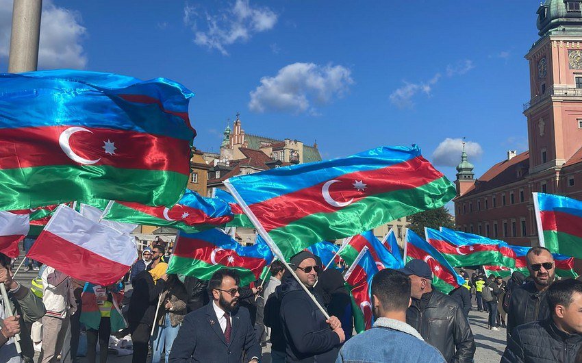Varşavada azərbaycanlılar Ermənistanın mina terroruna etiraz edib - FOTO - foto 2