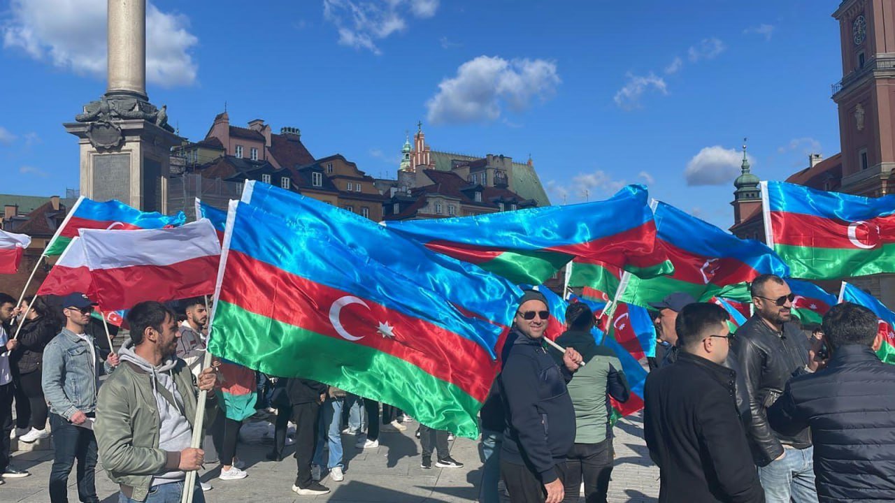 Varşavada azərbaycanlılar Ermənistanın mina terroruna etiraz edib - FOTO - foto 3