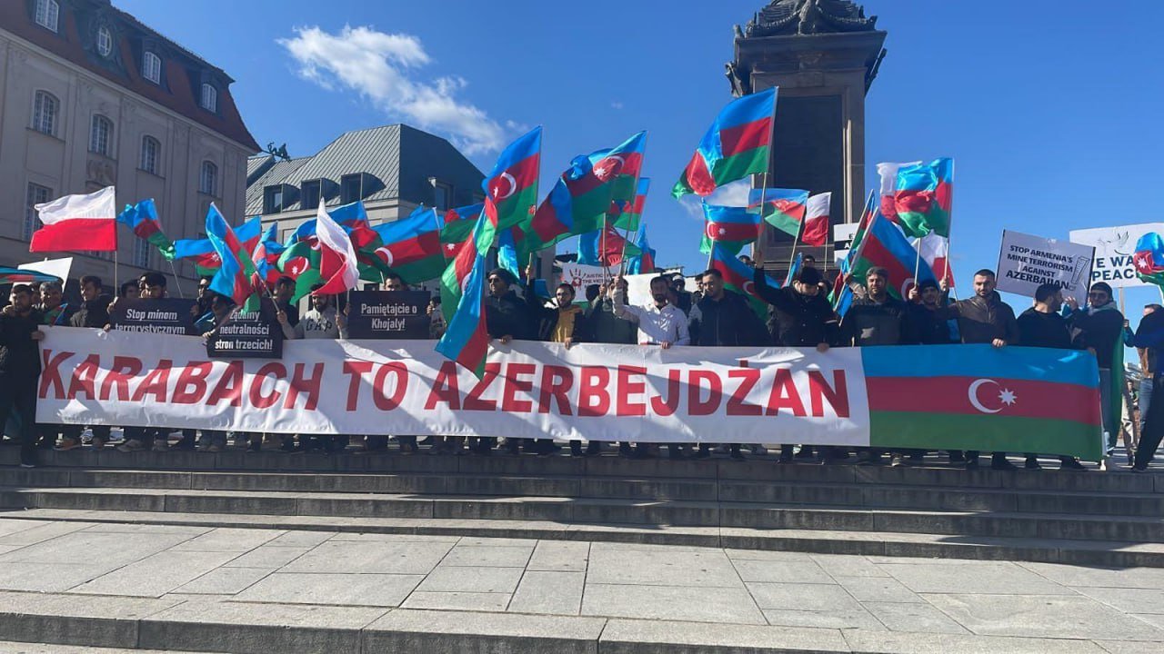 Varşavada azərbaycanlılar Ermənistanın mina terroruna etiraz edib - FOTO - foto 1