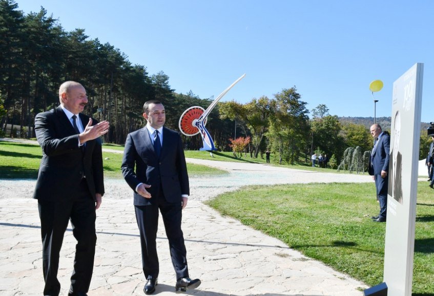 İlham Əliyev və İrakli Qaribaşvili Heydər Əliyevin 100 illiyinə həsr edilmiş fotosərgi ilə tanış olublar - FOTO - foto 3