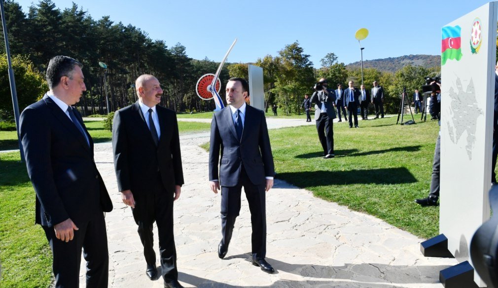 İlham Əliyev və İrakli Qaribaşvili Heydər Əliyevin 100 illiyinə həsr edilmiş fotosərgi ilə tanış olublar - FOTO - foto 4