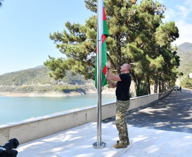 Azərbaycan bayrağı Sərsəng su anbarı ərazisində dalğalanır - FOTO - foto 1