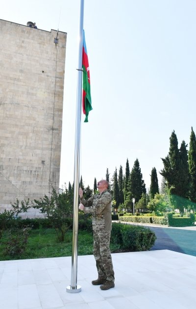 İlham Əliyev Ağdərə şəhərində bayrağımızı ucaltdı - FOTO - foto 4