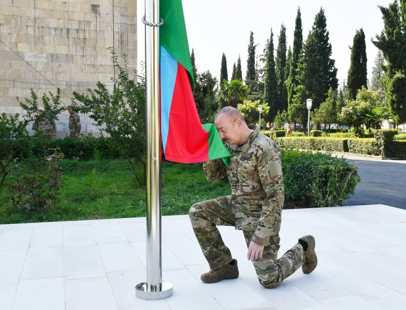 İlham Əliyev Ağdərə şəhərində bayrağımızı ucaltdı - FOTO - foto 2