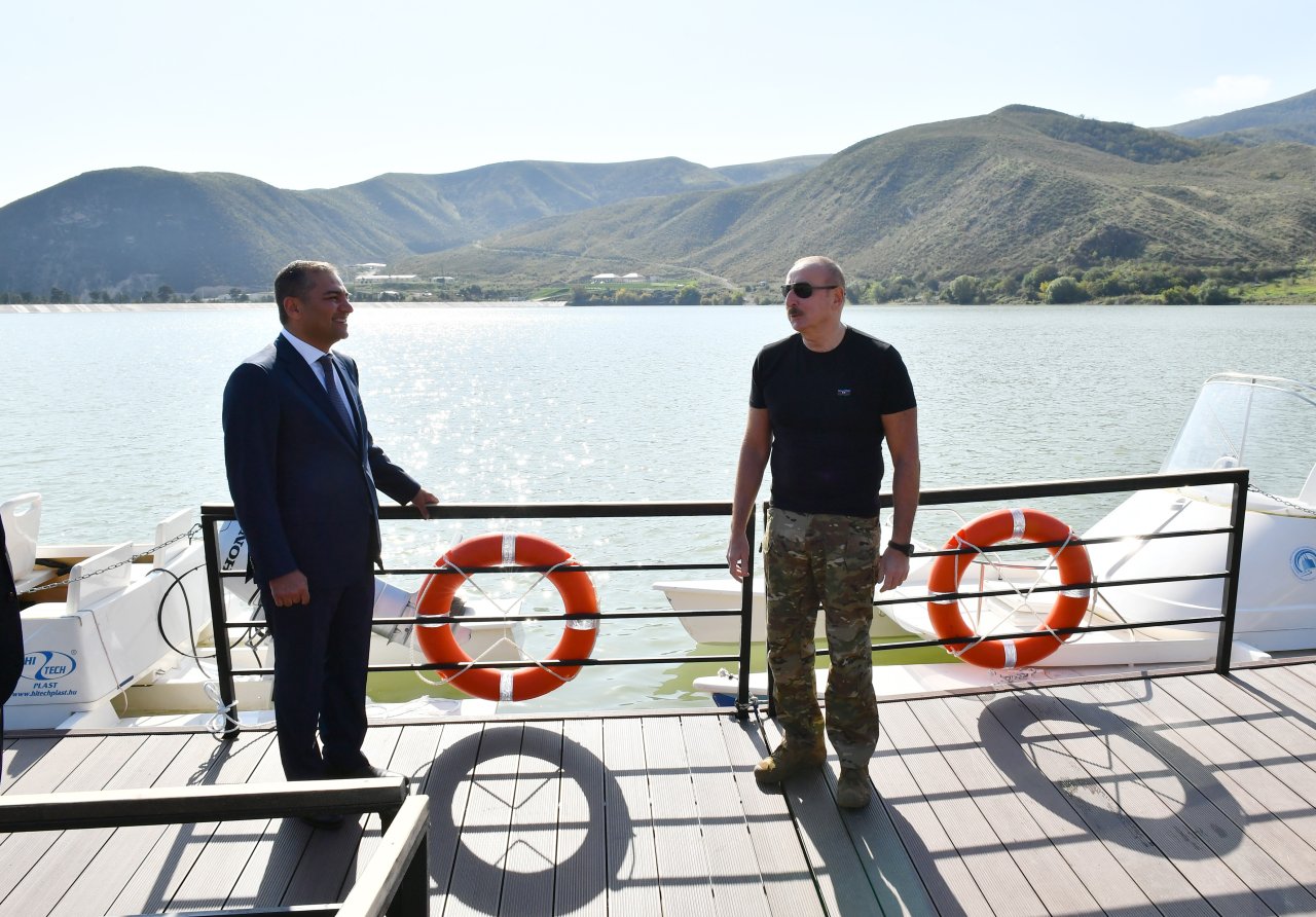 İlham Əliyev Suqovuşan qəsəbəsində istirahət parkının açılışında iştirak edib - FOTO - foto 1