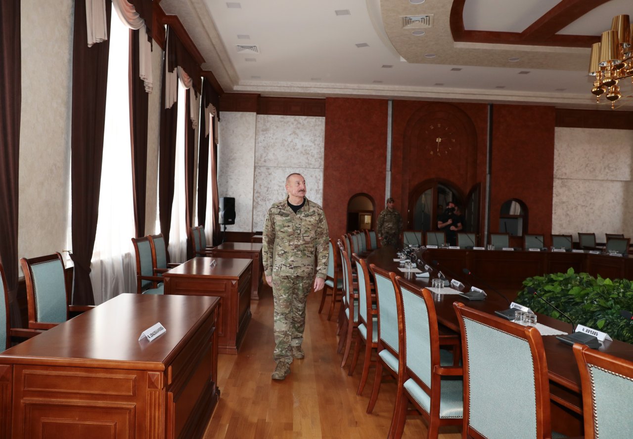 SON DƏQİQƏ: İlham Əliyev Xankəndi şəhərində bayrağımızı ucaltdı - FOTO/VİDEO - foto 1