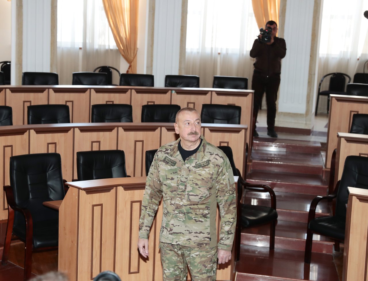 SON DƏQİQƏ: İlham Əliyev Xankəndi şəhərində bayrağımızı ucaltdı - FOTO/VİDEO - foto 3