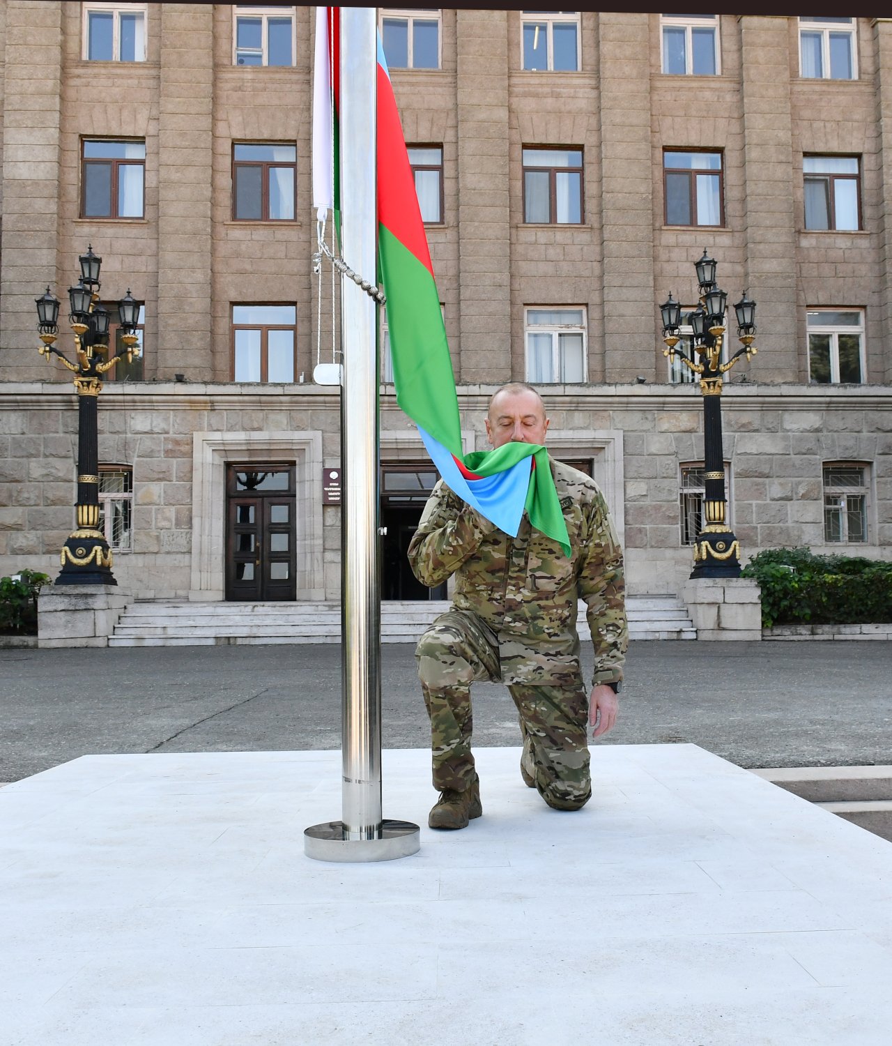 SON DƏQİQƏ: İlham Əliyev Xankəndi şəhərində bayrağımızı ucaltdı - FOTO/VİDEO - foto 11