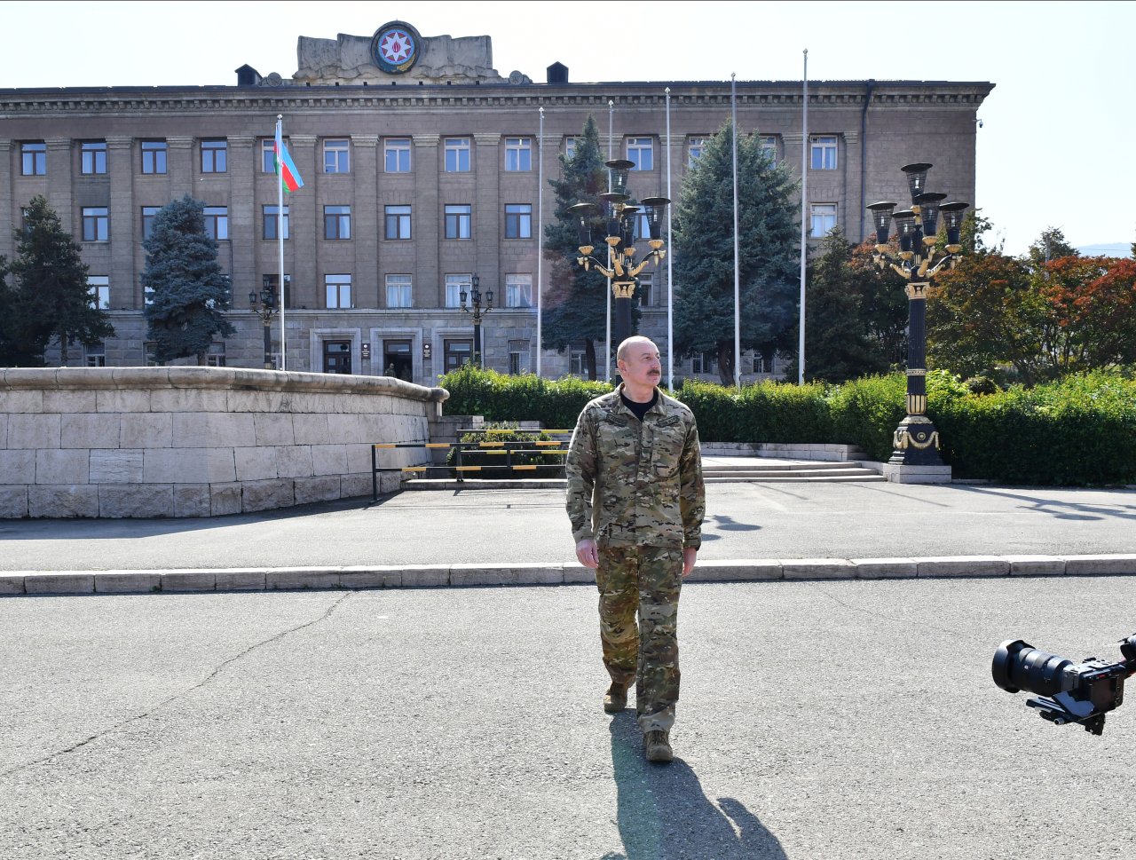 SON DƏQİQƏ: İlham Əliyev Xankəndi şəhərində bayrağımızı ucaltdı - FOTO/VİDEO - foto 8