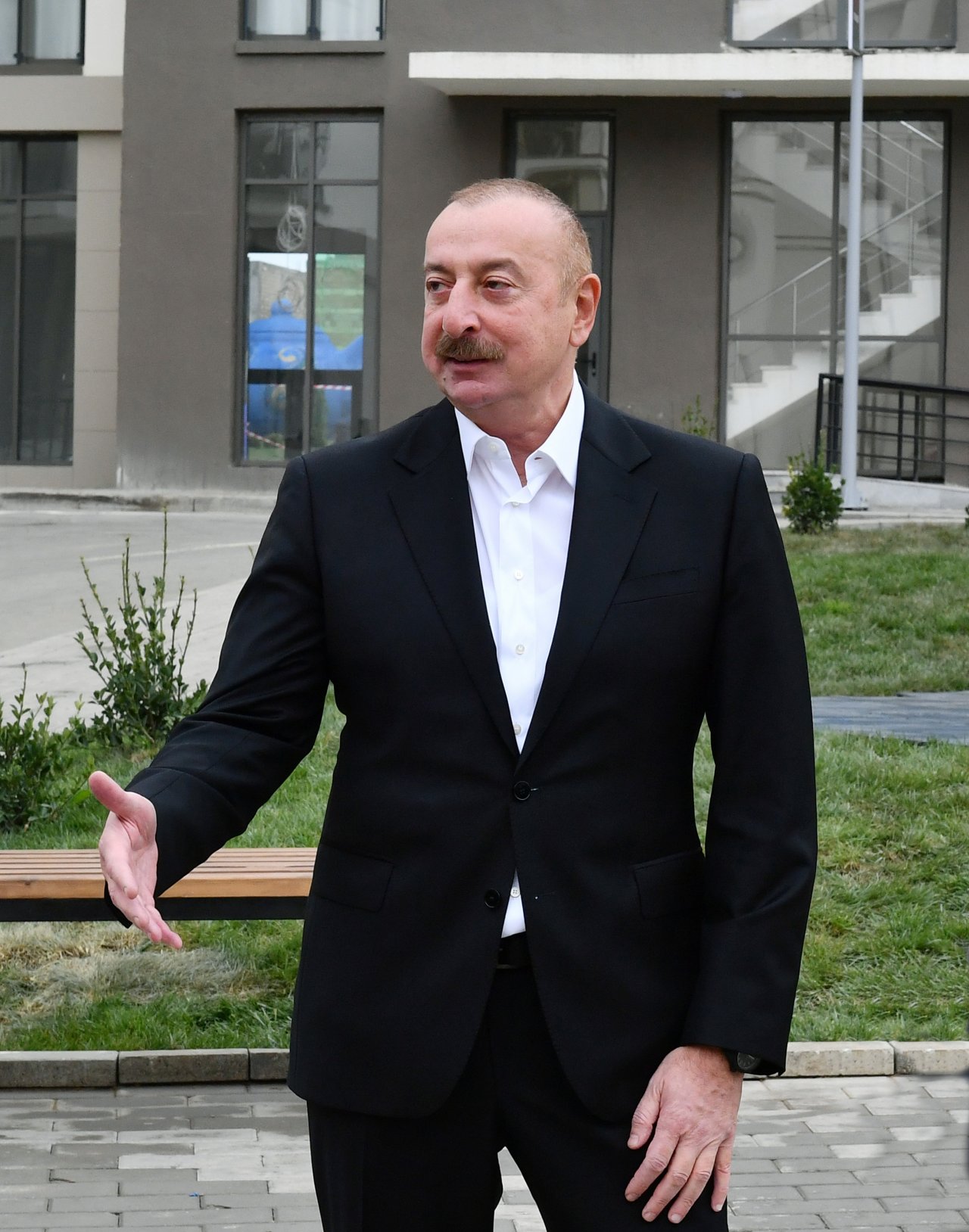 İlham Əliyev Füzuli şəhərinə köçən sakinlərlə görüşdü - FOTO/VİDEO - foto 9