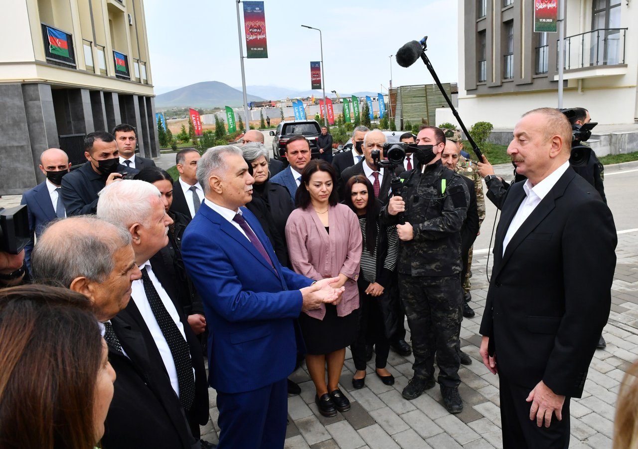 İlham Əliyev Füzuli şəhərinə köçən sakinlərlə görüşdü - FOTO/VİDEO - foto 3