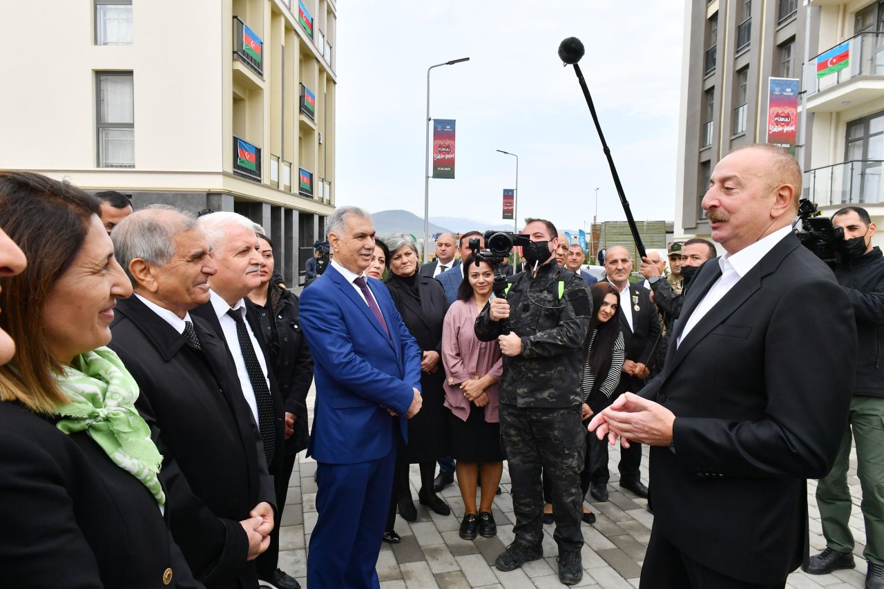 İlham Əliyev Füzuli şəhərinə köçən sakinlərlə görüşdü - FOTO/VİDEO - foto 5