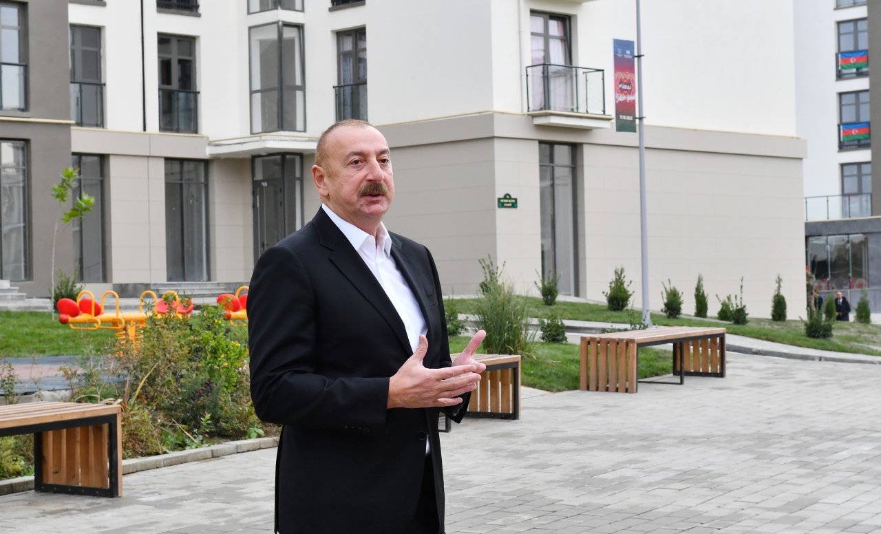 İlham Əliyev Füzuli şəhərinə köçən sakinlərlə görüşdü - FOTO/VİDEO - foto 8