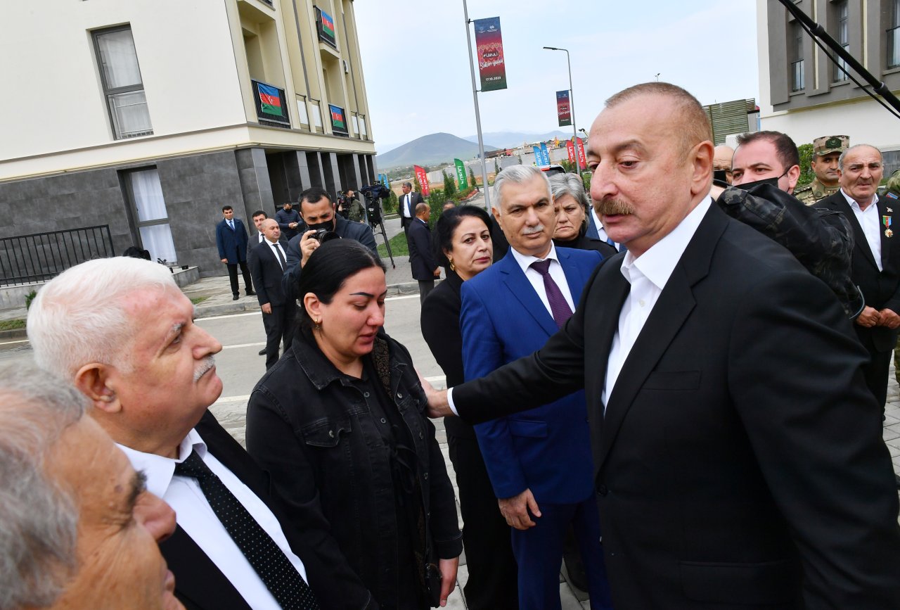 İlham Əliyev Füzuli şəhərinə köçən sakinlərlə görüşdü - FOTO/VİDEO - foto 7
