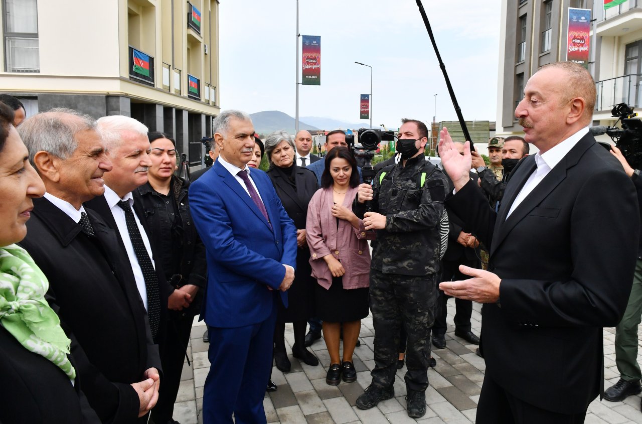 İlham Əliyev Füzuli şəhərinə köçən sakinlərlə görüşdü - FOTO/VİDEO - foto 6
