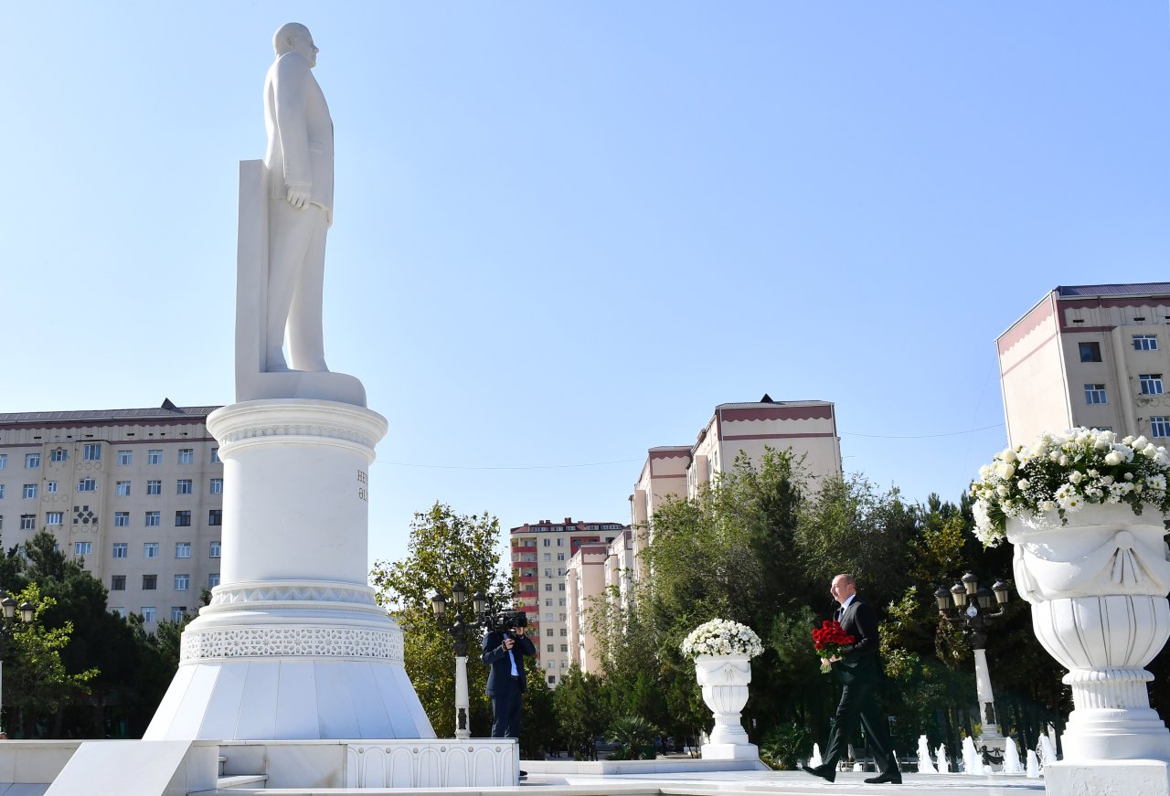 İlham Əliyev Sumqayıtda Heydər Əliyevin abidəsini ZİYARƏT ETDİ – FOTO   - foto 1
