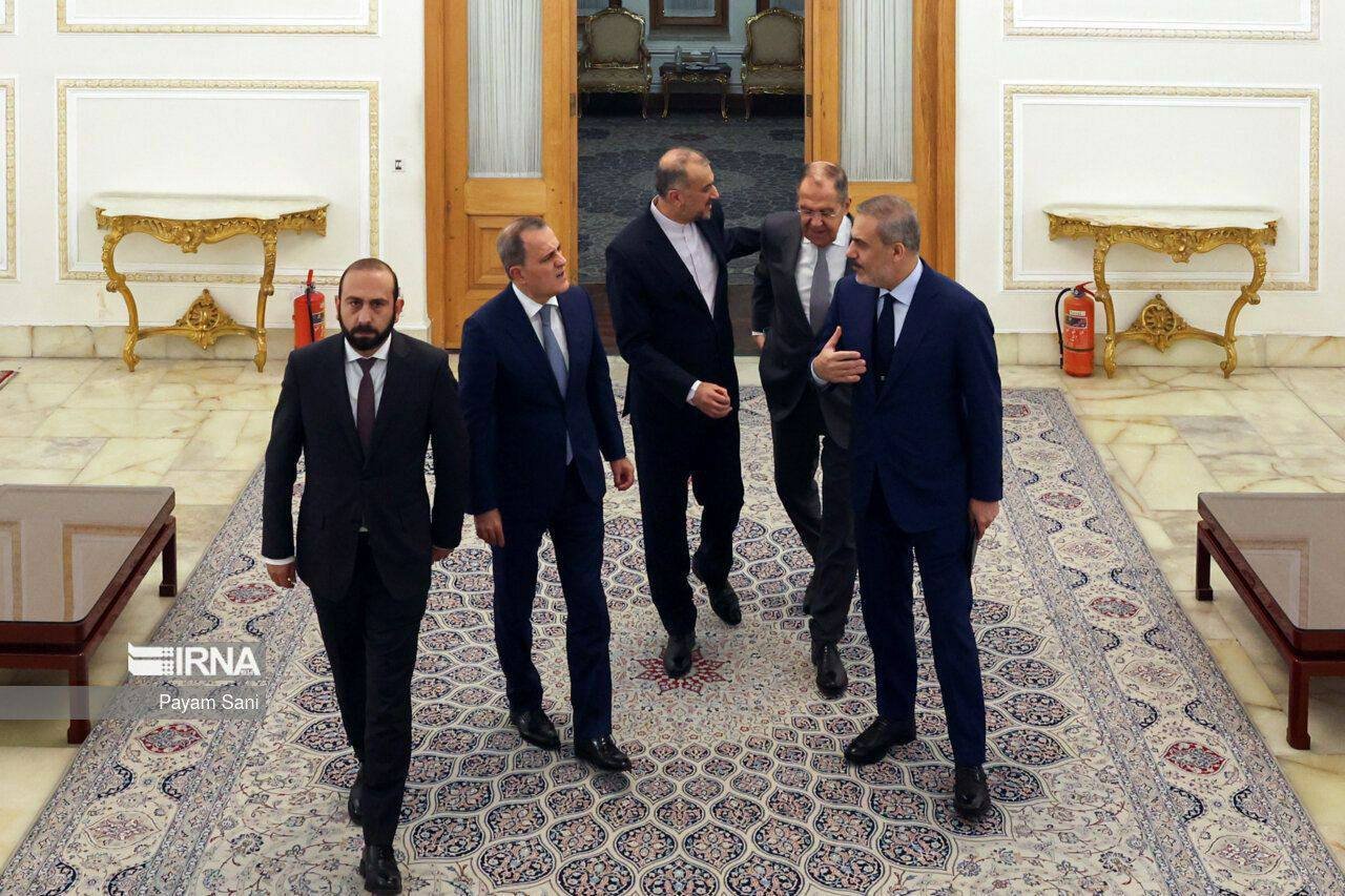 Ceyhun Bayramov və Hakan Fidan Tehranda ayaqüstü SÖHBƏTLƏŞDİ - FOTO/VİDEO - foto 1