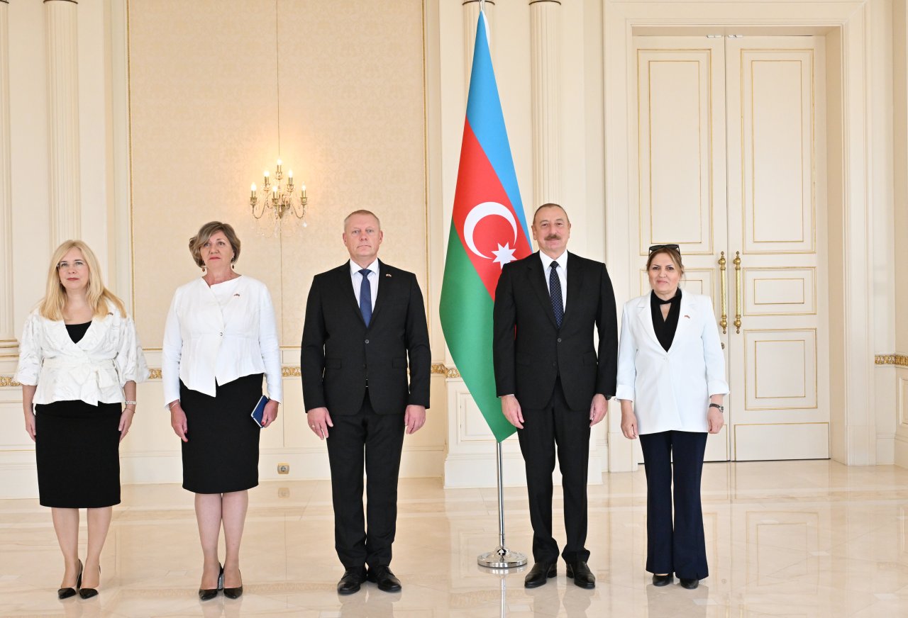 Latviyanın yeni səfiri Prezidentin QƏBULUNDA - FOTO/VİDEO - foto 1