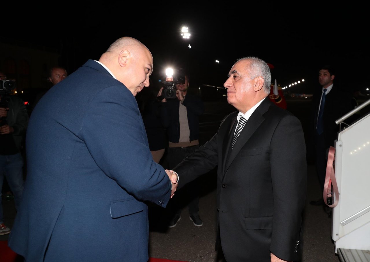 Baş nazir Gürcüstana səfər etdi, Beynəlxalq İpək Yolu Forumunda iştirak edəcək - FOTO/VİDEO - foto 1