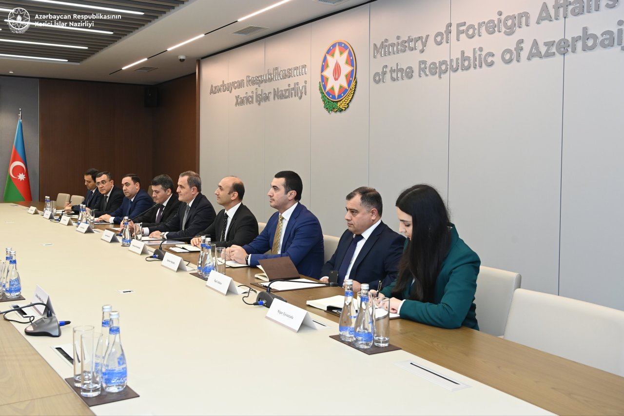 Azərbaycan və Almaniya XİN rəhbərlərinin geniş tərkibdə görüşü keçirilir - FOTO  - foto 1