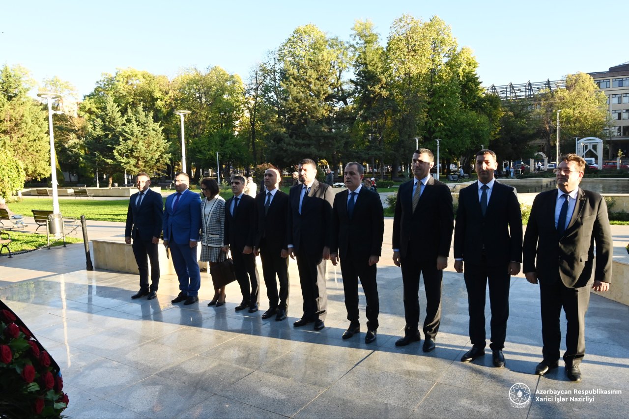 Ceyhun Bayramov Buxarestdə Heydər Əliyevin abidəsini ziyarət edib - FOTO - foto 2