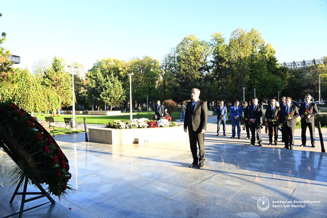 Ceyhun Bayramov Buxarestdə Heydər Əliyevin abidəsini ziyarət edib - FOTO - foto 3