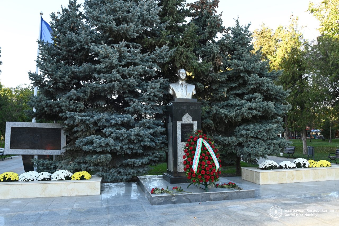 Ceyhun Bayramov Buxarestdə Heydər Əliyevin abidəsini ziyarət edib - FOTO - foto 4