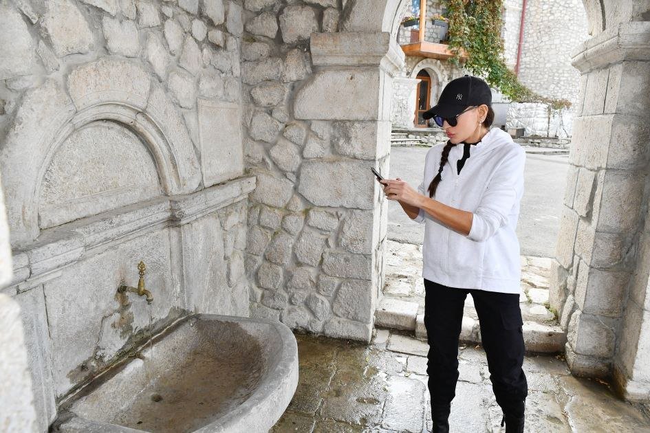 İlham Əliyev və birinci xanım Şuşada Qala divarına və ətraf əraziyə baxış keçiriblər - FOTO - foto 1