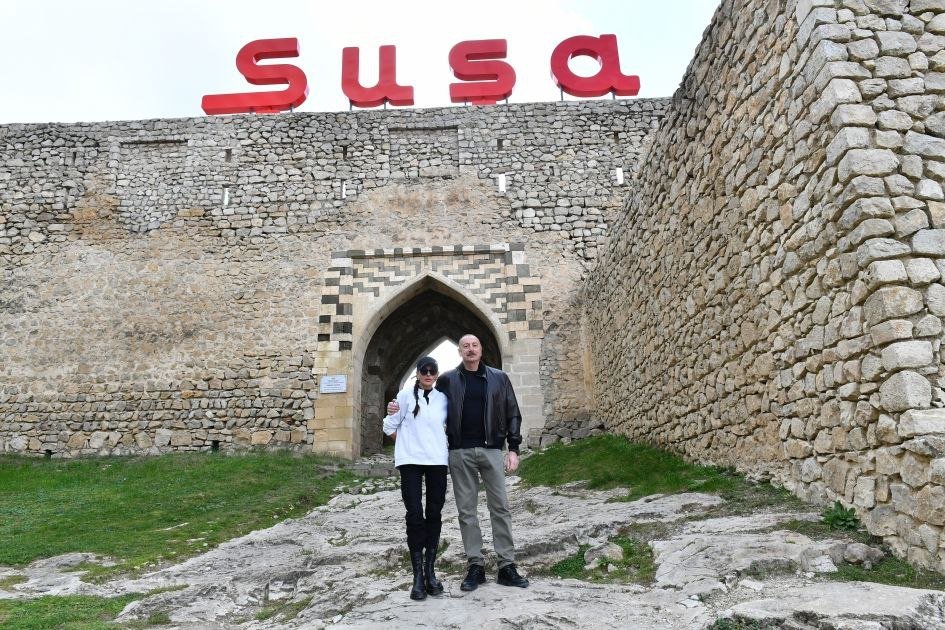 İlham Əliyev və birinci xanım Şuşada Qala divarına və ətraf əraziyə baxış keçiriblər - FOTO - foto 4