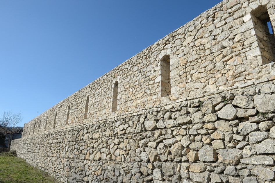 İlham Əliyev və birinci xanım Şuşada Qala divarına və ətraf əraziyə baxış keçiriblər - FOTO - foto 9