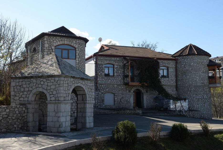 İlham Əliyev və birinci xanım Şuşada Qala divarına və ətraf əraziyə baxış keçiriblər - FOTO - foto 10