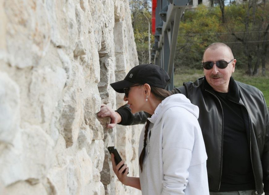 İlham Əliyev və birinci xanım Şuşada Qala divarına və ətraf əraziyə baxış keçiriblər - FOTO - foto 2