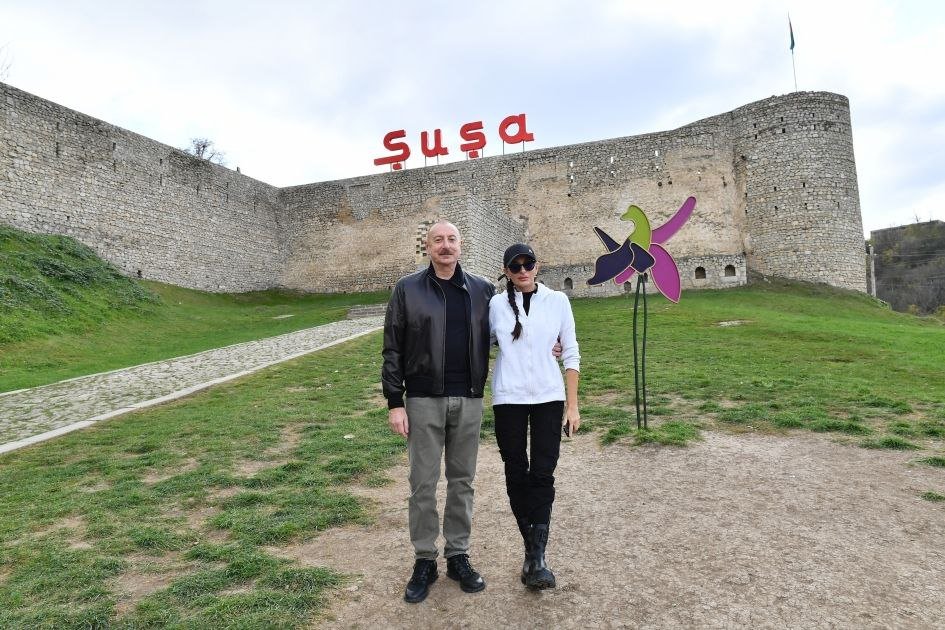 İlham Əliyev və birinci xanım Şuşada Qala divarına və ətraf əraziyə baxış keçiriblər - FOTO - foto 7