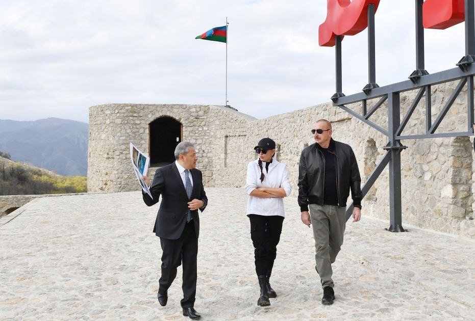 İlham Əliyev və birinci xanım Şuşada Qala divarına və ətraf əraziyə baxış keçiriblər - FOTO - foto 3