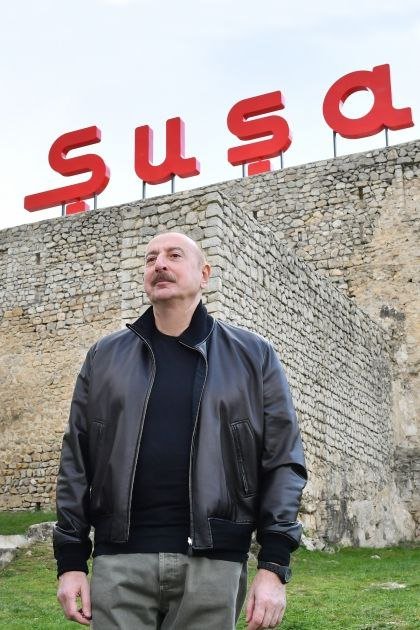 İlham Əliyev və birinci xanım Şuşada Qala divarına və ətraf əraziyə baxış keçiriblər - FOTO - foto 5