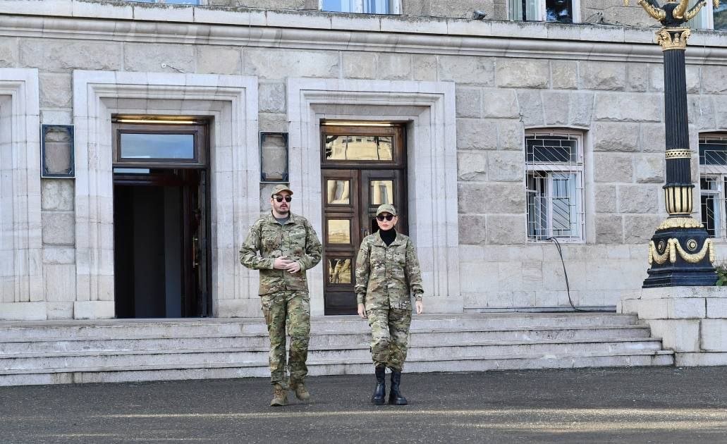 İlham Əliyev və birinci xanım Xankəndidə hərbi paradda iştirak ediblər - YENİLƏNİB/FOTO  - foto 7