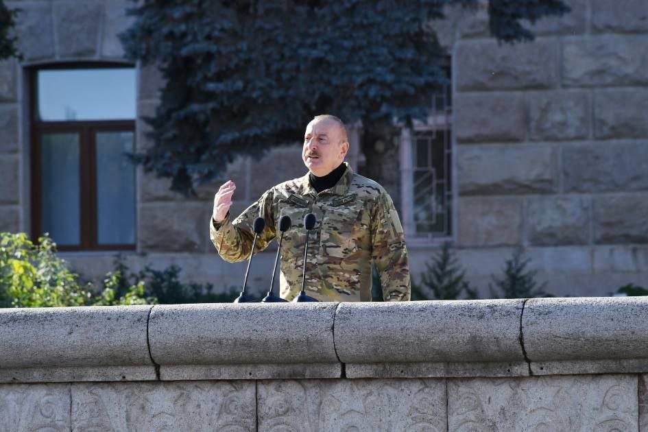 İlham Əliyev və birinci xanım Xankəndidə hərbi paradda iştirak ediblər - YENİLƏNİB/FOTO  - foto 4