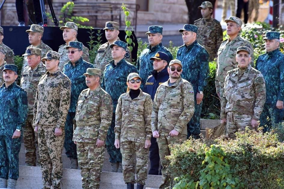 İlham Əliyev və birinci xanım Xankəndidə hərbi paradda iştirak ediblər - YENİLƏNİB/FOTO  - foto 2