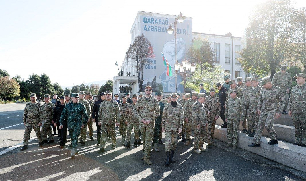 İlham Əliyev və birinci xanım Xankəndidə hərbi paradda iştirak ediblər - YENİLƏNİB/FOTO  - foto 11