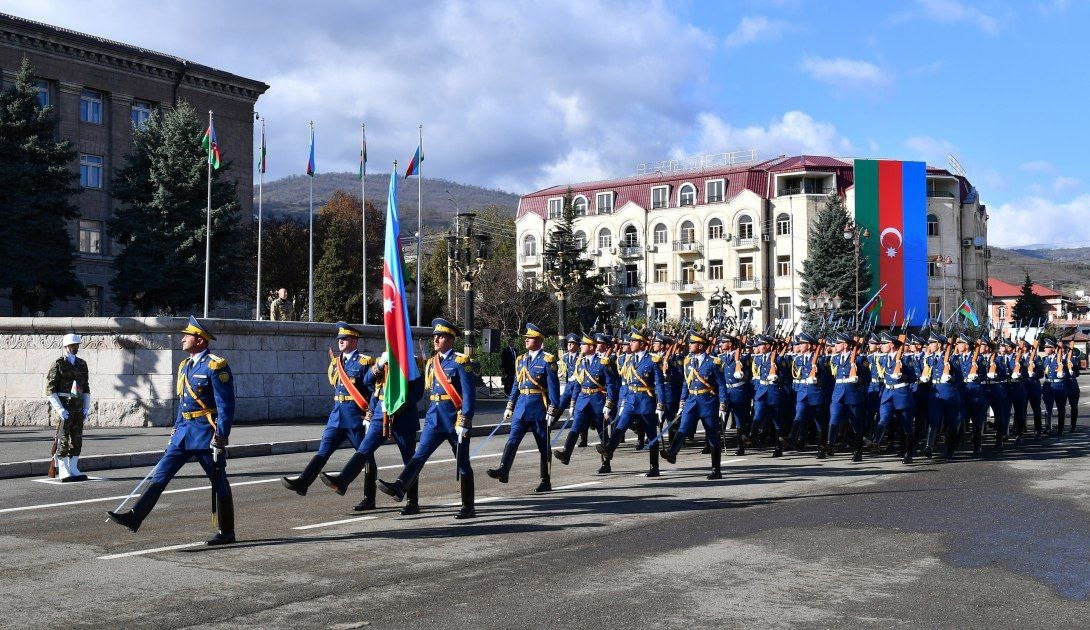 İlham Əliyev və birinci xanım Xankəndidə hərbi paradda iştirak ediblər - YENİLƏNİB/FOTO  - foto 13