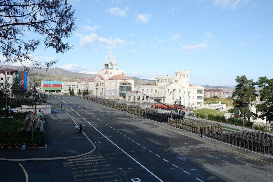 İlham Əliyev və birinci xanım Xankəndidə hərbi paradda iştirak ediblər - YENİLƏNİB/FOTO  - foto 10